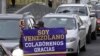 Un venezolano residente en Ecuador vende piruletas en una esquina en el lado norte de Quito, el 28 de enero de 2019.