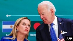 ARCHIVO - La primera ministra italiana, Giorgia Meloni, y el presidente estadounidense, Joe Biden, asisten al lanzamiento de la Alianza Mundial de Biocombustibles en la cumbre del G20 en Nueva Delhi el 9 de septiembre de 2023.