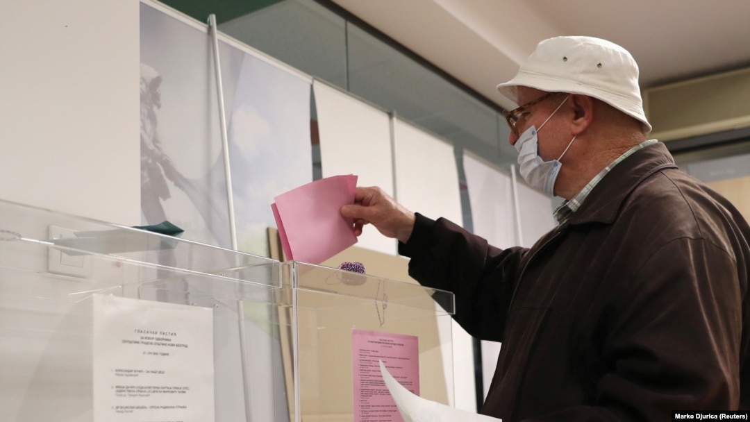 Arhiva - Glasanje na izborima u Beogradu, tokom pandemije koronavirusa, 21. juna 2020. (Foto: Rojters, Marko Đurica)