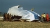 ARCHIVO - En esta foto del 23 de diciembre de 1988, rescatistas escoceses e investigadores registran el área alrededor de la cabina del vuelo 103 de Pan Am en un campo al este de Lockerbie, Escocia después de que una bomba estallara durante el vuelo matando a 259 persona a bordo.