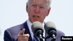 El presidente Biden habla ante miembros de la Guardia Costera de EE. UU. el 19 de mayo de 2021.