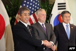 이와야 다케시 일본 방위상과 짐 매티스 미국 국방장관, 정경두 한국 국방장관이 19일 싱가포르에서 회담했다.