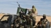 Des soldats nigériens patrouillent devant l'aéroport de Diffa dans le sud-est du Niger, près de la frontière nigériane, le 23 décembre 2020.