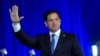 ARCHIVO - El senador Marco Rubio saluda antes de que el candidato presidencial republicano, el expresidente Donald Trump, hable, en West Palm Beach, Florida, el 14 de junio de 2024.