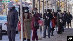 Građani čekaju u redu ispred ambulante Urgent Care u Bruklinu koja nudi testiranje na Kovid-19, 18. novembra 2020.