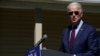 El candidato a la nominación presidencla demócrata y exvicepresidente de EE.UU., Joe Biden, habla sobre cuidado de salud en McClellanville, Carolina del Sur, el 27 de febrero de 2020. 