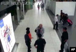 일본 '후지TV'가 공개한 지난달 13일 말레이시아 쿠알라룸푸르 공항 CCTV 영상. 북한 지도자 김정은의 이복형 김정남(가운데)이 두 여성으로부터 독극물에 의한 것으로 추정되는 공격을 받은 직후 공항 보안 관계자와 얘기하는 모습이 보인다. 김정남은 이후 공항 진료소까지 직접 걸어서 이동했지만 진료소에서 몸 상태가 급격히 악화됐고, 병원으로 이송되던 중 사망한 것으로 알려졌다.