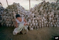 กองหัวกระโหลกประชาชนที่ถูกสังหาร ที่ทุ่งสังหารเจิงเอก ของกองทัพเขมรแดงในกัมพูชา