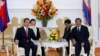 Chinese Foreign Minister Wang Yi (L) meets with Cambodia's Prime Minister Hun Sen in Phnom Penh, August 21, 2013. 