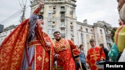 Cristianos ortodoxos celebran la Pascua en Kiev, Ucrania, el 5 de mayo de 2024.