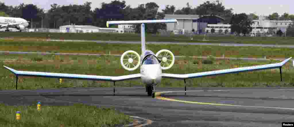 Sebuah pesawat E-Fan terlihat di landasan untuk penerbangan umum pertamanya dalam acara e-Aircraft Day di Bandara Bordeaux-Merignac, di barat daya Perancis. Semua pesawat-listrik E-Fan dikembangkan oleh Airbus Group. 