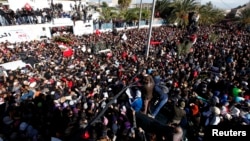 Manifeastantes no cortejo funebre de Chlri Belaid