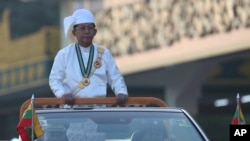 El general en jefe de Myanmar Min Aung Hlaing, jefe del consejo militar, inspecciona a los oficiales durante una ceremonia que marca el 75 aniversario del Día de la Independencia en Naypyitaw, Myanmar, el miércoles 4 de enero de 2023.