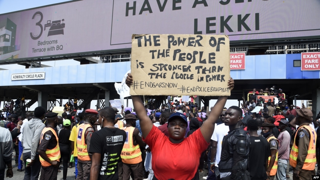 Waandamanaji wanataka kikosi maalum cha kupambana na wizi SARS kuvunjwa wakiwa kwenye kituo cha kulipa ushuru wa magari Lagos, Nigeria, Oct. 12, 2020.