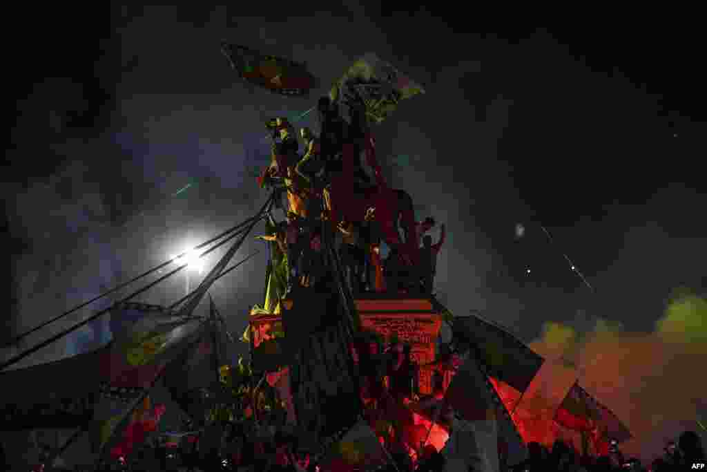 Demonstrators supporting the reform of the Chilean constitution celebrate while waiting for the referendum official results at Plaza Italia in Santiago, Oct. 25, 2020.