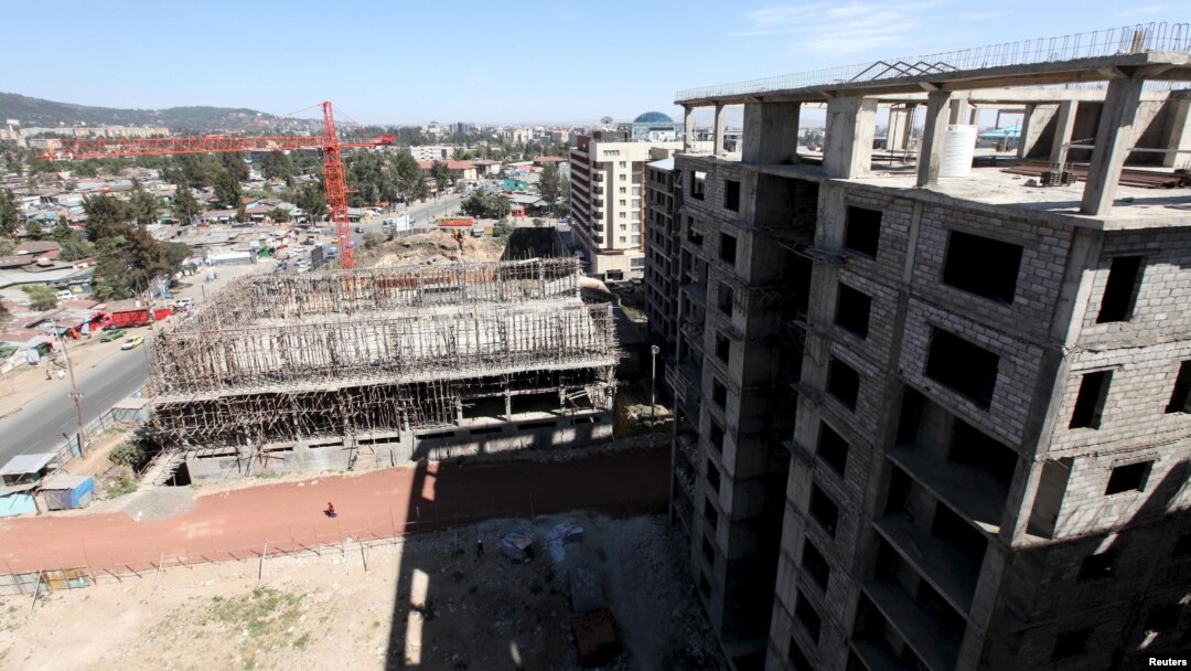 ፋይል ፎቶ - የመኖርያ ህንፃ ግንባታ በአዲስ አበባ በ2003 ዓ.ም. (ፎቶ ሮይተርስ/REUTERS)