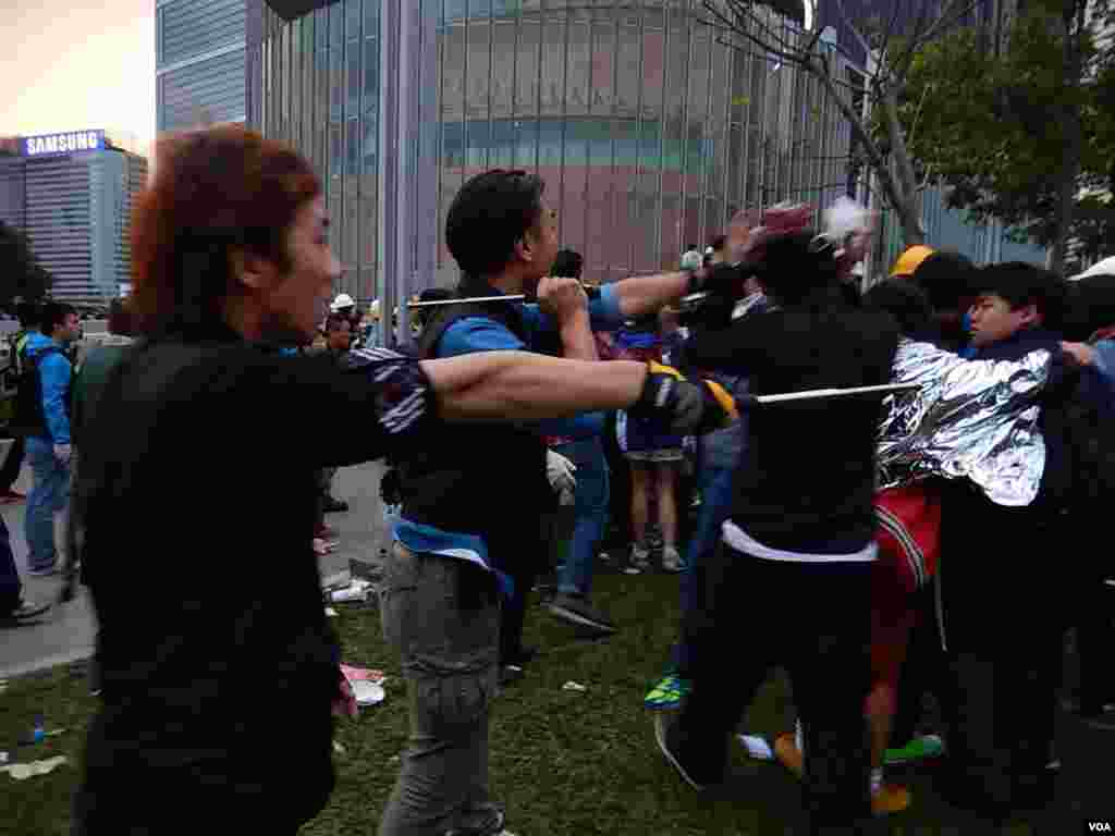 12月1日龍和道清場行動,大批警員揮動警棍驅散示威者