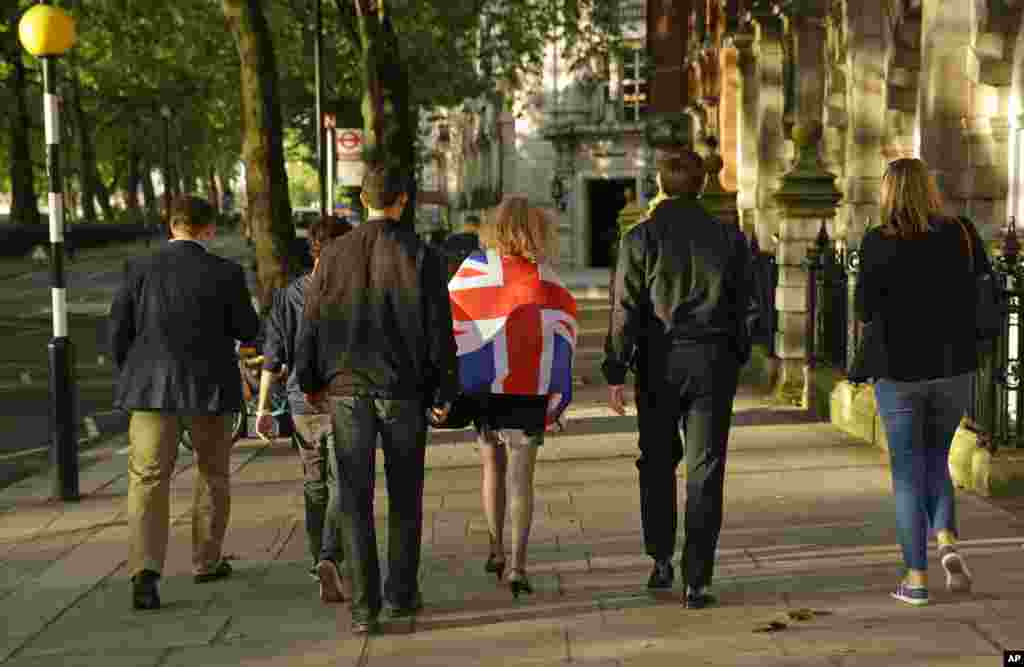 Para pendukung pilihan 'Leave' atau keluar dari Uni Eropa berjalan di pusat kota London setelah memberikan suara dalam referendum (24/6). (AP/Matt Dunham)