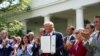 Trump firma decreto para fomentar la prosperidad de los latinos