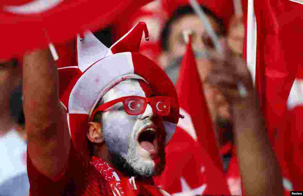 Pendukung timnas Turki bersiap mendukung timnya saat Turki menghadapi timnas Spanyol di Nice, Perancis pada turnamen Euro 2016.