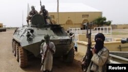 Mayakan Mujwa suna gadi a Gao, arewacin Mali