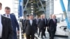 El presidente ruso, Vladimir Putin, y el líder norcoreano Kim Jong Un recorren el cosmódromo de Vostochny, en el lejano oriente de Rusia, el 13 de septiembre de 2023.
