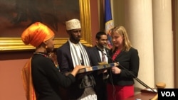 Ilhan Omar ( à esquerda ), tomando posse como legisladora no Minnesota