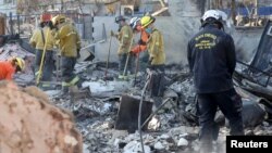 Personal de rescate trabaja en el lugar de un edificio quemado durante el incendio de Eaton en Altadena, California, EEUU, el 13 de enero de 2025.