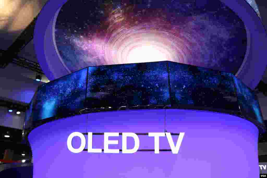 نمایشگاه محصولات الکترونیکی CES تلویزیون های OLED که در آنها از پلیمر نور افشان استفاده شده کیفیتی بی سابقه دارد. این تلویزیون ها سبک و کم مصرف هستند.