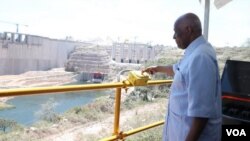 José Eduardo dos Santos na barragem de Lauca