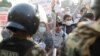 Agentes de policía bloquean a manifestantes durante las protestas tras el juicio político al presidente Martín Vizcarra, en Lima, el 11 de noviembre de 2020.
