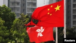 在香港黃大仙區飄揚的一面中國國旗在反送中示威中被燒毀一角。 （2019年10月13日）