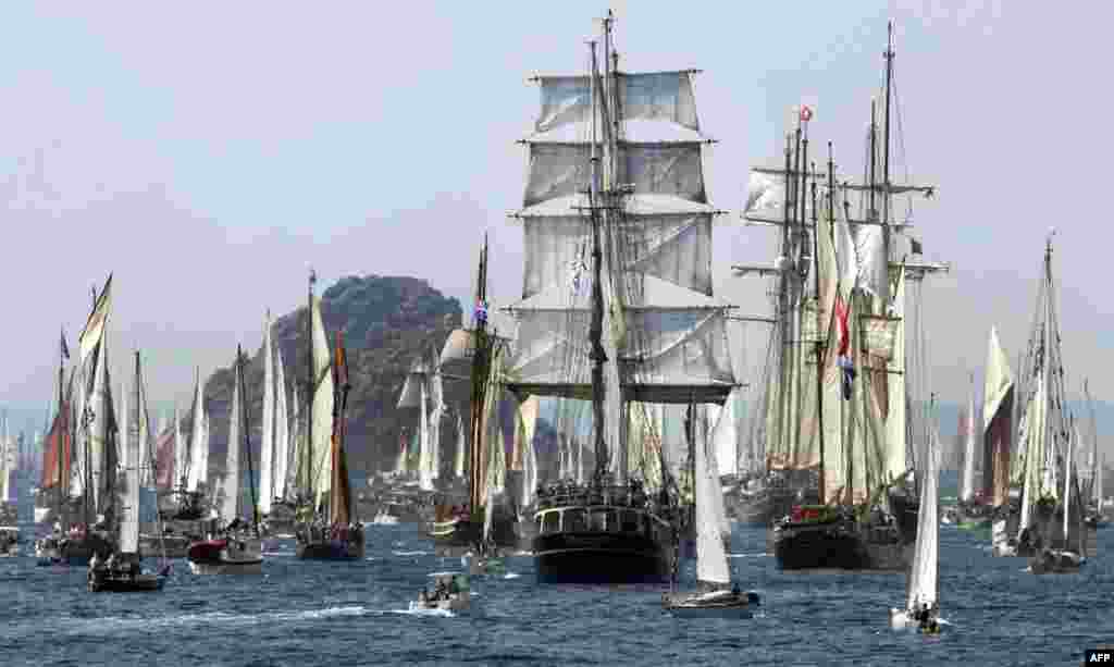 Ratusan perahu tradisional berlayar mengikuti parade tahunan antara pelabuhan Brest dan Douarnenez di Perancis barat.