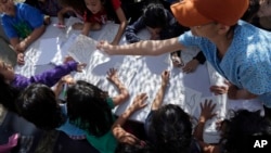 El proyecto READ proveerá tabletas electrónicas a los voluntarios para facilitar el programa de lectura y alfabetización. 
