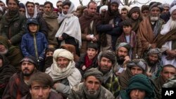 Mamia ya wanaume wa Afghanistan wakusanyika kuomba msaada wa kibinadamu huko Qala-e-Naw, Afghanistan. Disemba 14, 2021. Picha ya AP.
