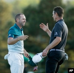 Sergio Garcia, choca saludo con Justin Rose, tras ganar el Masters de Augusta.