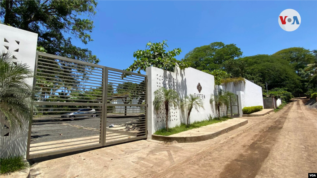 Hotel Garten, un complejo de lujo en El Zonte, que dista del resto de viviendas de lámina y bloque de concreto.
