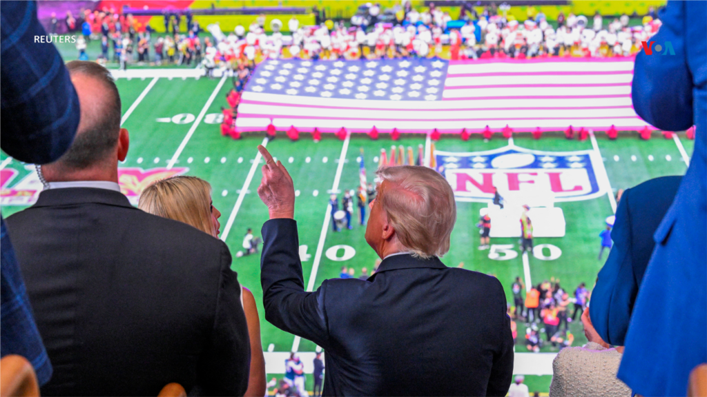 El presidente de Estados Unidos, Donald Trump, saluda mientras se toca el himno nacional antes del inicio del Súper Bowl 2025.
