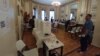 Suasana Pemilu Serentak di TPS 2, KJRI New York, Sabtu 13/4 (VOA/Naratama).