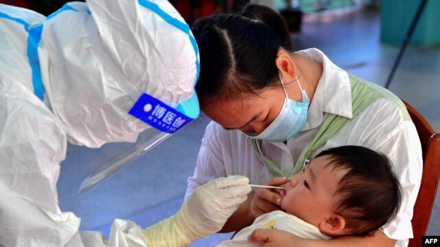 中國福建省莆田仙遊縣的一名幼兒接受新冠核酸檢測。 （2021年9月13日）