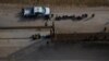 Menores no acompañados son separados en una fila en la localidad de Peñitas, Texas, EE. UU., el 17 de marzo de 2021.