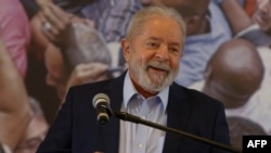 En esta foto del 10 de marzo de 2021, el expresidente de Brasil Luiz Inacio Lula da Silva habla con la prensa en el edificio del sindicato de trabajadores metalúrgicos en Sao Bernardo do Campo, Brasil.