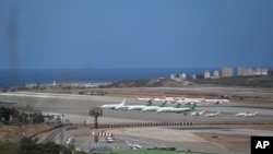 Aviones estacionados en el aeropuerto de Maiquetía luego de que el gobierno venezolano cancelara vuelos domésticos y algunos destinos internacionales en medio de la pandemia, en La Guaira, Venezuela, el 21 de marzo de 2020. Foto: AP