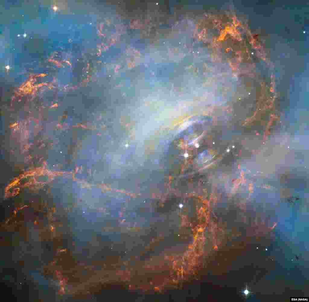 Foto yang dikirim oleh teleskop antariksa NASA 'Hubble' mengungkap sebuah fenomena supernova, atau ledakan bintang di galaksi.
