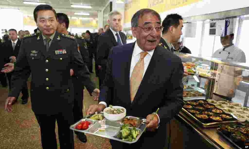 U.S. Defense Secretary Leon Panetta carries his lunch with cadets in the mess hall at the PLA Engineering Academy of Armored Forces in Beijing, China, September 19, 2012.