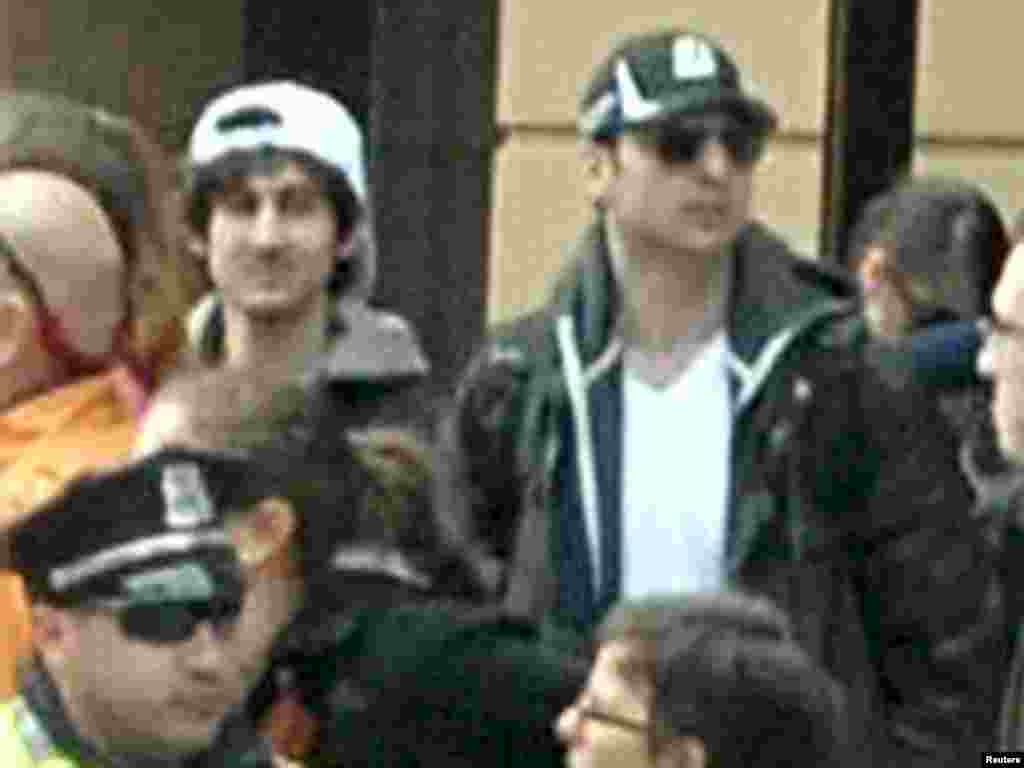En esta foto revelada por el FBI aparecen los dos sospechosos. El de gorra negra identificado como Tamerlan Tsarnaev murió durante el enfrentamiento con la policía. El de gorra blanca, Dzhokhar A. Tsarnaev sigue prófugo y las autoridades han iniciado una gigantesca cacería en Boston.