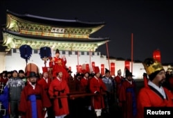 13일 서울 광화문 앞에서 열린 평창동계올림픽 성화봉송행사에서 임금 복장의 성화주자가 어가행렬로 성화를 봉송하고 있다.