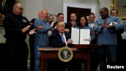 Predsjednik SAD, Donald Trump, nakon potpisivanja ukaza o uvođenju tarifa na uvoz čelika i aluminijuma u Bieloj kući, 8. mart 2018.