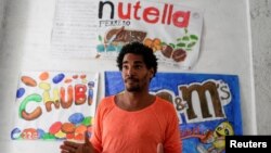 El artista opositor cubano Luis Manuel Otero Alcántara durante una entrevista en la sede del Movimiento San Isidro en La Habana, Cuba, el 6 de abril de 2021.