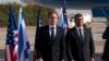 El secretario de Estado de Estados Unidos, Antony Blinken, posa junto al ministro de Relaciones Exteriores de Israel, Gabi Ashkenazi, a su llegada al aeropuerto Ben Gurion de Tel Aviv, el 25 de mayo de 2021..